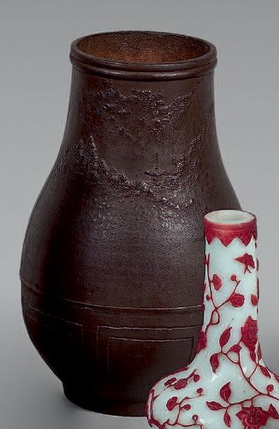 JAPON, époque Meiji (1868-1912) Vase balustre en fer à décor moulé de pavillon dans...