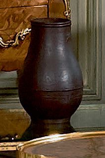 JAPON, époque Meiji (1868-1912) Vase balustre en fer à décor moulé de pavillon dans...