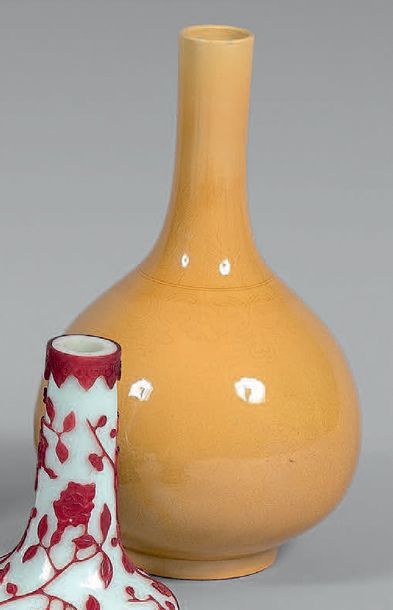 CHINE, vers 1900 Vase bouteille en porcelaine émaillée jaune à décor incisé sous...
