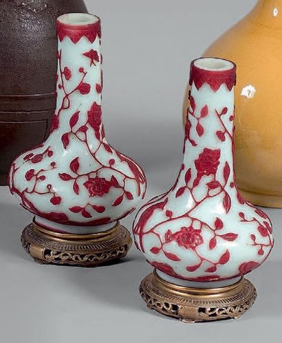 Chine, XVIIIe-XIXe siècle Paire de vases bouteilles en verre de Pékin blanc à décor...