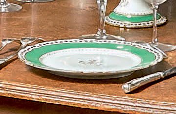 null Service de table en porcelaine de Paris vert et or chiffré, comprenant deux...
