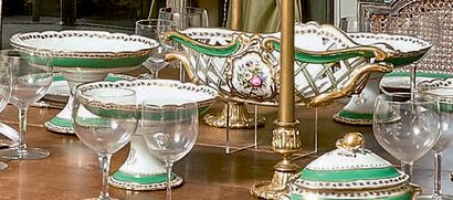 null Service de table en porcelaine de Paris vert et or chiffré, comprenant deux...