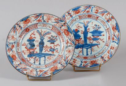 CHINE Deux assiettes à décor «Imari» bleu et rouge de vases et de feuillages.
XVIIIe...