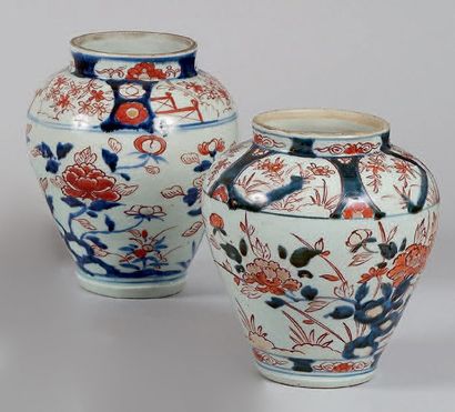 JAPON Paire de petits vases ovoïdes à décor en bleu, rouge et or dit «Imari» de branchages...