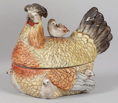 Angleterre Terrine en porcelaine en forme de poule et ses poussins, décor polychrome...