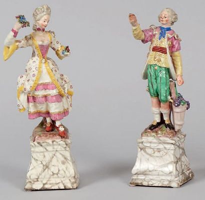 SCEAUX Paire de statuettes en faïence à l'imitation du marbre représentant un couple...