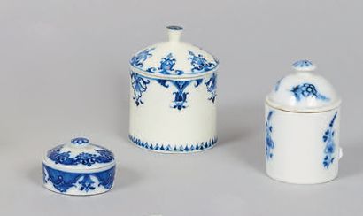 SAINT-CLOUD et LOCRÉ Trois pots à pommade décorés en camaïeu bleu de dentelles.
Marqués.
XVIIIe...