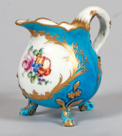 VINCENNES Pot à lait tripode, décor polychrome d'un bouquet de fleurs dans une réserve...