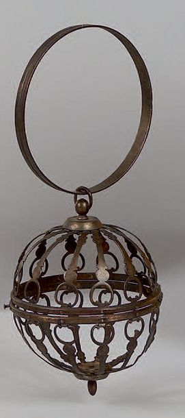 null Boule chaufferette en fer découpé avec anneau de suspension.
XVIIIe siècle.
(Accident).
Diamètre:...
