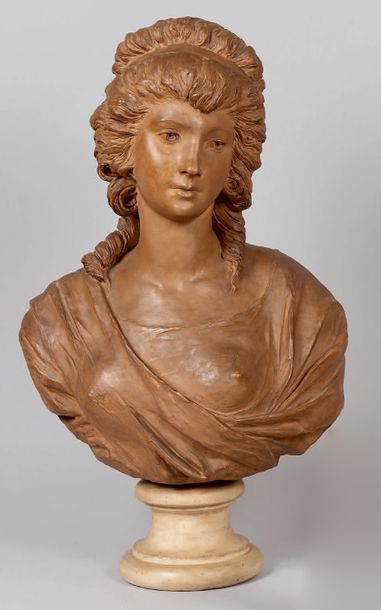 D'après Étienne GOIS (1731-1823) Buste de jeune fille aux cheveux bouclés
Terre cuite...