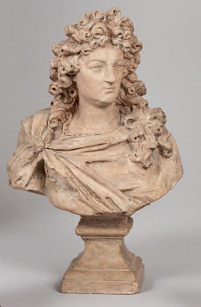 null Buste de Louis XIV en terre cuite blanche sur un piédouche carré.
XIXe siècle.
(Petits...