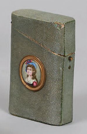 null Étui en galuchat orné d'un portrait en miniature sur émail.
XVIIIe siècle.
(Accidents).
Hauteur:...