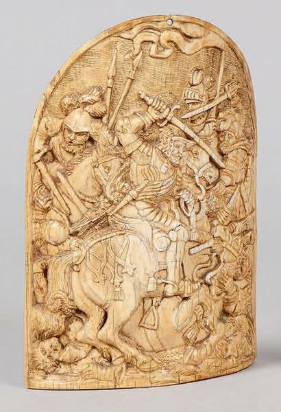 null Plaque cintrée en ivoire sculptée en bas-relief d'une scène de combat de cavaliers.
Style...