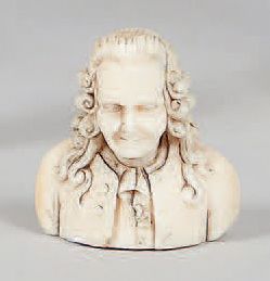 null Petit buste d'homme coiffé d'une perruque en ivoire.
Fin du XVIIIe siècle.
Hauteur:...