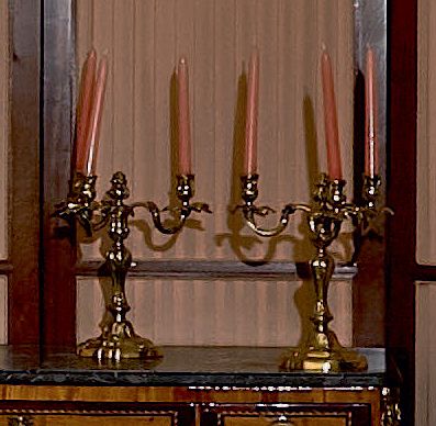 null Paire de candélabres à trois lumières feuillagées en bronze anciennement argenté....