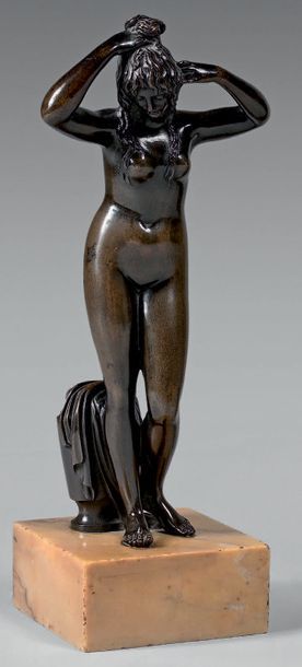 Attribué à Joseph-Charles MARIN (1759-1834) Jeune femme dénudée se coiffant
Statuette...