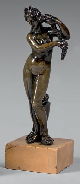 D'après l'Antique Jeune femme dénudée se coiffant
Statuette en bronze à patine médaille.
Socle...