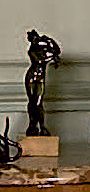 D'après l'Antique Jeune femme dénudée se coiffant
Statuette en bronze à patine médaille.
Socle...