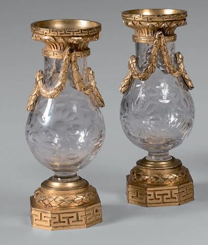 null Paire de vases ovoïdes en cristal taillé à monture en bronze doré ornée de guirlandes....
