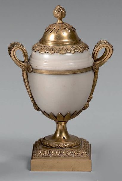 null Petit vase couvert de forme ovoïde en marbre blanc à monture de bronze doré....