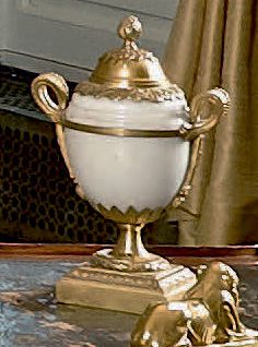 null Petit vase couvert de forme ovoïde en marbre blanc à monture de bronze doré....