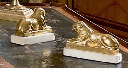null Paire de petites statuettes en bronze doré figurant des lions couchés.
Socles...