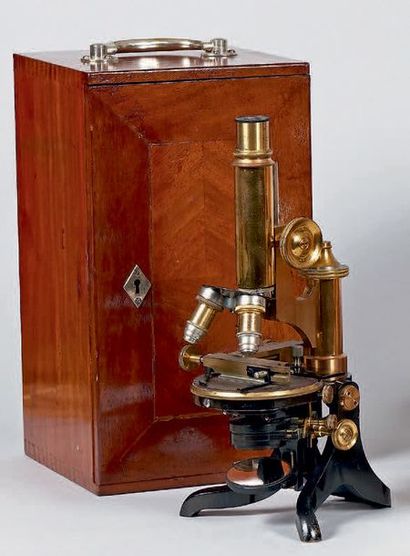 null Microscope en laiton à optiques revolver.
Signé E. Leitz n° 88839.
Fin du XIXe...