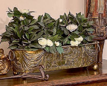 null Jardinière ovale en laiton à décor repoussé de médaillons, fleurs et draperies.
XIXe...