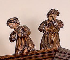 null Deux statuettes d'anges agenouillés sur les nuées en bois polychrome.
XVIIe...