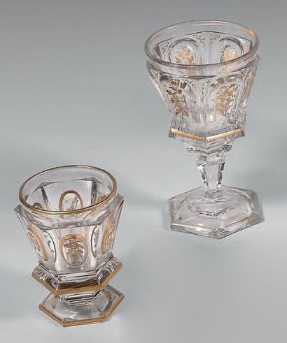 null Deux verres en cristal moulé à pans à décor doré.
XIXe siècle.