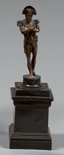 null L'Empereur Napoléon en pied
Statuette en laiton sur piédestal.
Hauteur: 25 cm
B.E....