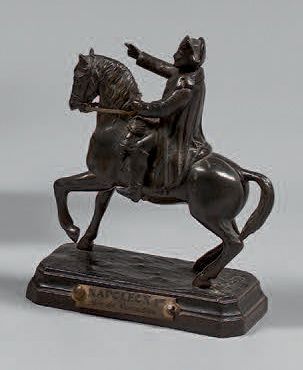 null L'Empereur Napoléon Ier à cheval
Sujet en laiton, signé sur la terrasse «Gerard».
Hauteur:...