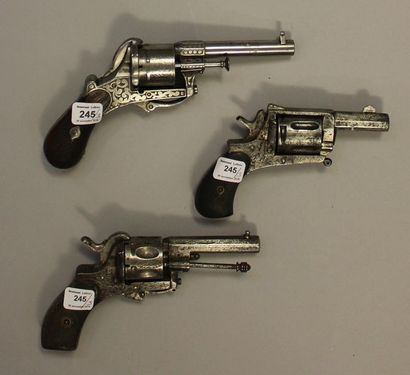 null Trois revolvers:
- à broche, calibre 7 mm. A.B.E.
- à broche, calibre 7 mm....
