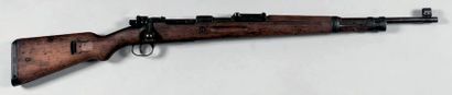 null Fusil Mauser 98 K modifié calibre 243 W.
Canon de 62 cm daté «42». Crosse marquée...