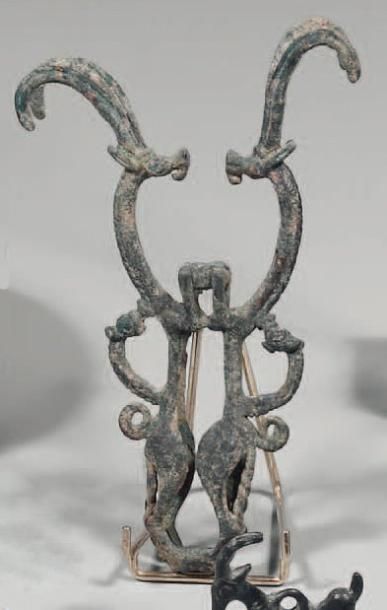 null Étendard, élément de hampe, en bronze de patine verte à décor de deux ibex affrontés....