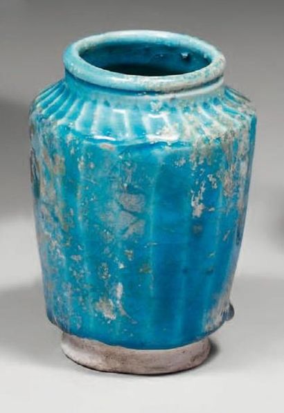 null Petit pot en céramique siliceuse recouverte d'une glaçure turquoise, à panse...