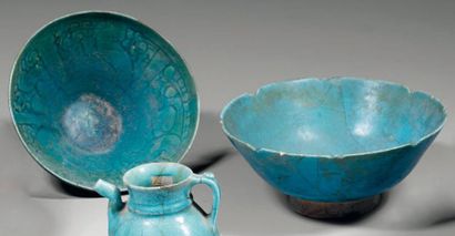 null Quatre céramiques siliceuses persanes comprenant un vase boule recouvert d'une...