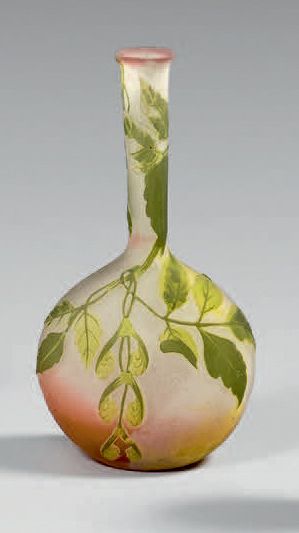 null Vase soliflore en verre multicouche orné de feuillages verts.
Signé Gallé.
Hauteur:...