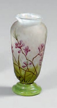 null Petit vase en verre givré gravé et émaillé de fleurs polychromes.
Signé Daum,...