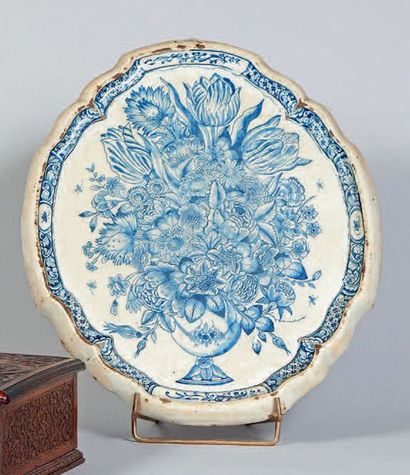 null Grande plaque ovale en faïence à décor bleu d'un vase fleuri dans un encadrement...