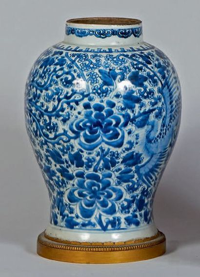 null Potiche balustre en porcelaine de Chine à décor bleu de phénix, feuillages et...