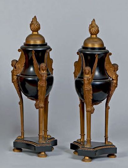 null Paire de vases cassolettes en marbre noir et bronze doré à trois montants ornés...