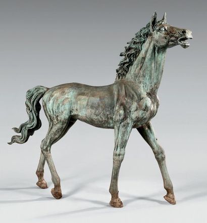 null Statue de cheval pur-sang au pas en bronze à patine verte.
Hauteur: 182 cm
Largeur:...