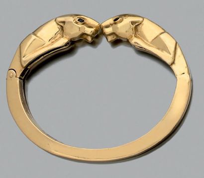 null Bracelet rigide et ouvrant en or jaune 750 millièmes figurant deux panthères...