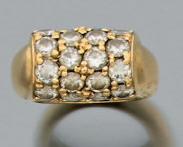 null Bague en or jaune 750 millièmes ornée d'un motif cylindrique pavé de diamants...