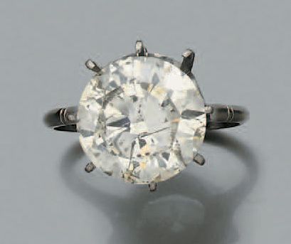 null Bague en platine 850 millièmes sertie d'un diamant solitaire demi-taille de...