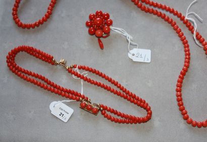 null Lot orné de boules de corail comprenant: un collier; broche ronde et un bracelet...