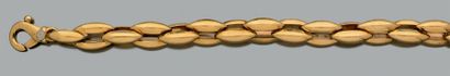 null Bracelet articulé en or jaune 750 millièmes, les maillons de forme ovale.
Signé...