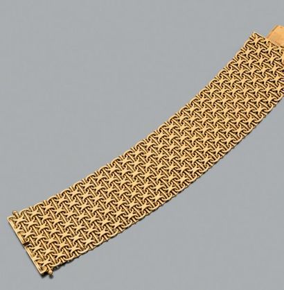 null Bracelet large et articulé en or jaune 750 millièmes à décor géométrique.
Longueur:...
