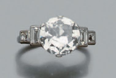 null Bague en platine 850 millièmes, ornée d'un diamant demi-taille de forme ronde...